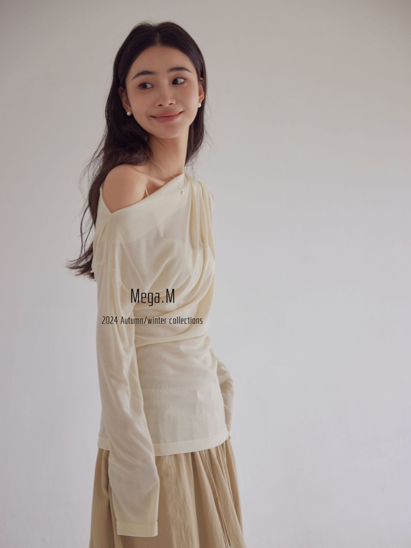 Mega. M Thirteen lines of minimalist swinging collar design sense Autumn thin slanted shoulder high-end sense Slim-fit knitted top Women