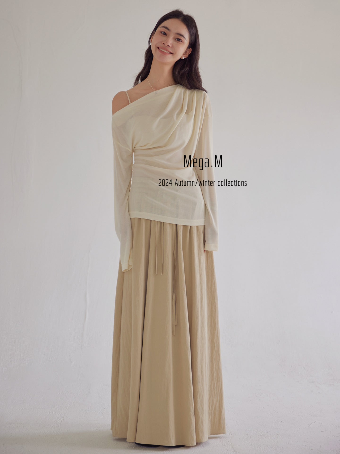 Mega. M Thirteen lines of minimalist swinging collar design sense Autumn thin slanted shoulder high-end sense Slim-fit knitted top Women